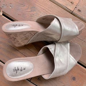 Gorgeous comfortable gold color sandals